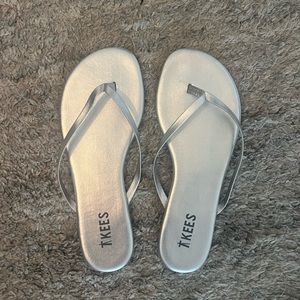 tkees flip flops girls!!